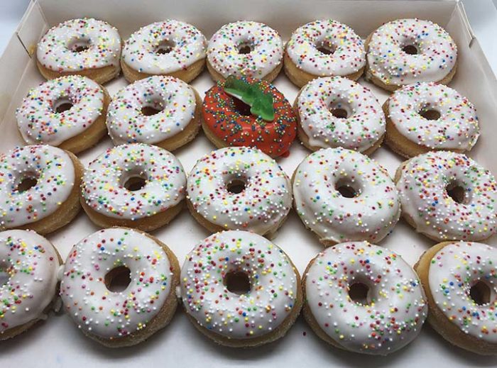 Er is er 1 jarig Mini Donut box meisje - JJ Donuts
