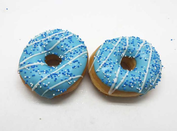Blauw-Wit Donut box - Blauwe dip met disco korrels en witte lijnen - JJ Donuts