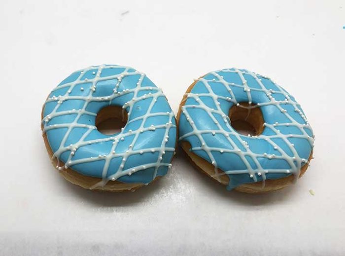 Blauw-Wit Donut box - Blauwe dip met witte lijnen en mini pareltjes - JJ Donuts