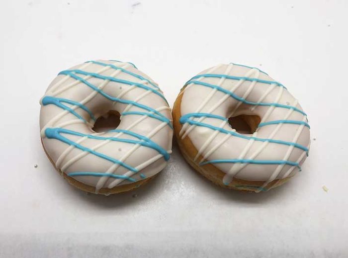 Blauw-Wit Donut box - Witte dip met blauw-witte lijnen - JJ Donuts