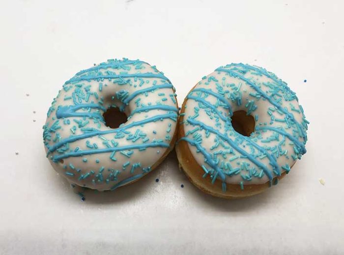 Blauw-Wit Donut box - Witte dip met blauwe lijnen en blauwe hagel - JJ Donuts