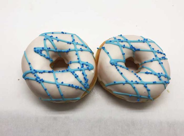 Blauw-Wit Donut box - Witte dip met blauwe lijnen en disco dip - JJ Donuts