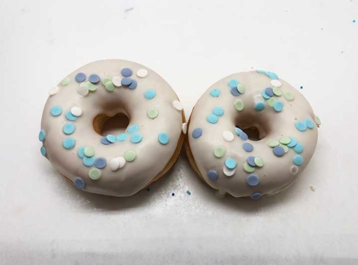 Blauw-Wit Donut box - Witte dip met disco korrels - JJ Donuts