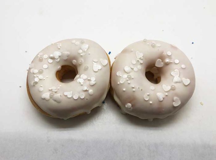 Blauw-Wit Donut box - Witte dip met witte confetti en hartjes - JJ Donuts