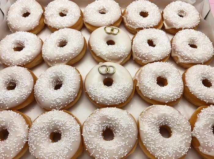 Witte Bruiloft Mini Donut box all white met ringen - JJ Donuts