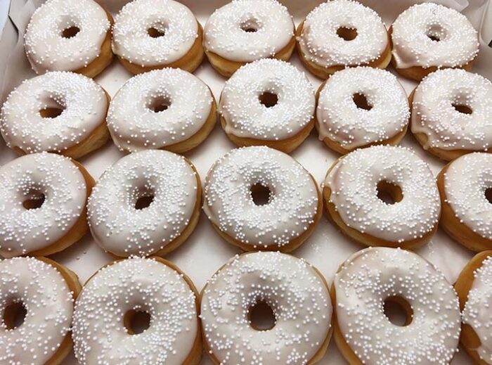 Witte Bruiloft Mini Donut box all white zonder ringen - JJ Donuts