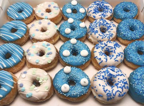 Blauw Wit Mini Donut box met witte snoepjes - JJ Donuts