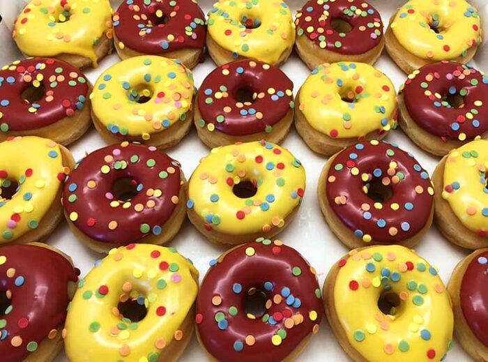 Confetti Mix Mini Donut box - rood geel - JJ Donuts